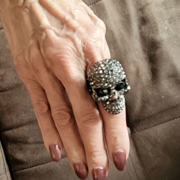 Skull Ring With Movable Jaw - Picture 4 of 4